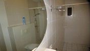 eigen badkamer met douche en toilet