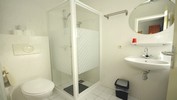 eigen badkamer met douche en toilet